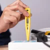 Deli Tools Feszültségmérő 12-250V (Sárga) (EDL8003)